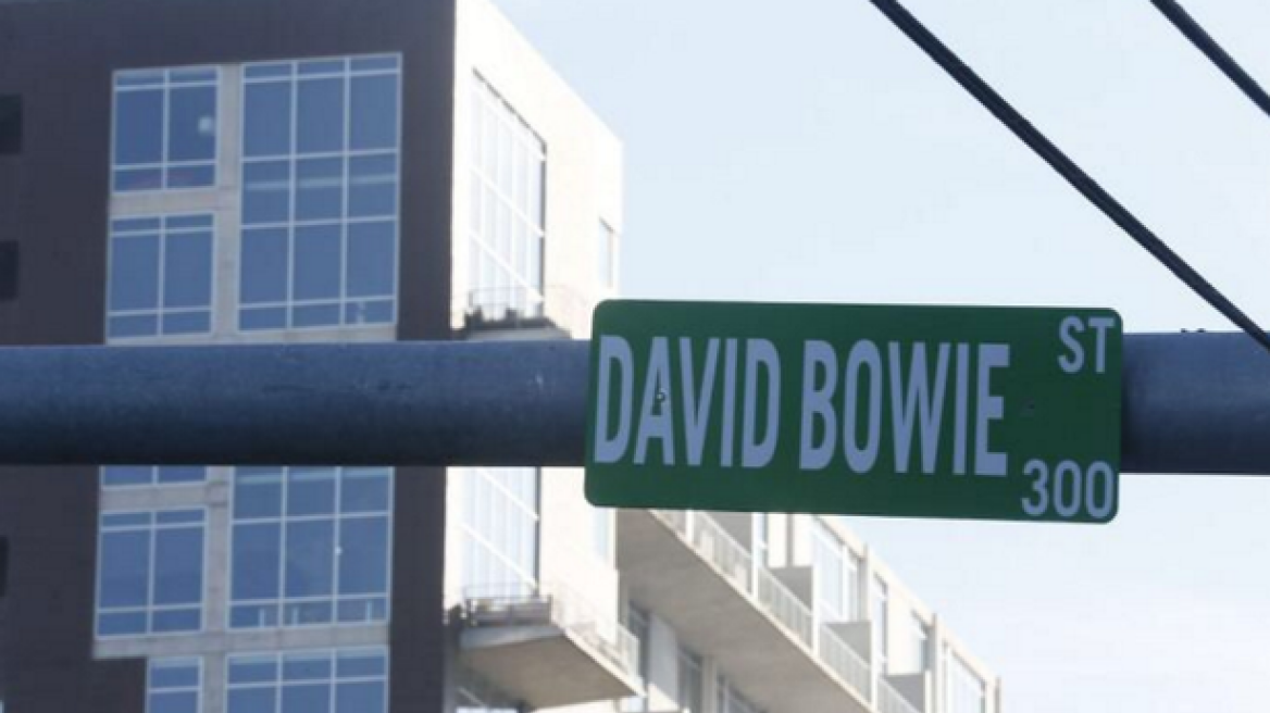 ΗΠΑ: Και ξαφνικά, η Bowie Street έγινε... David Bowie St!