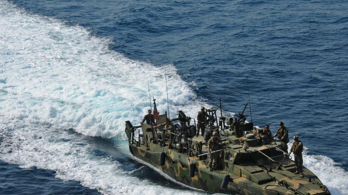 Αγωνία για τους δέκα αμερικανούς ναύτες που κρατούνται από το Ιράν 