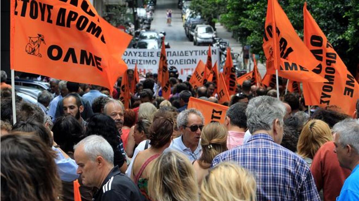 Αγρότες κατέλαβαν την κεντρική υπηρεσία του ΟΓΑ στην Αθήνα