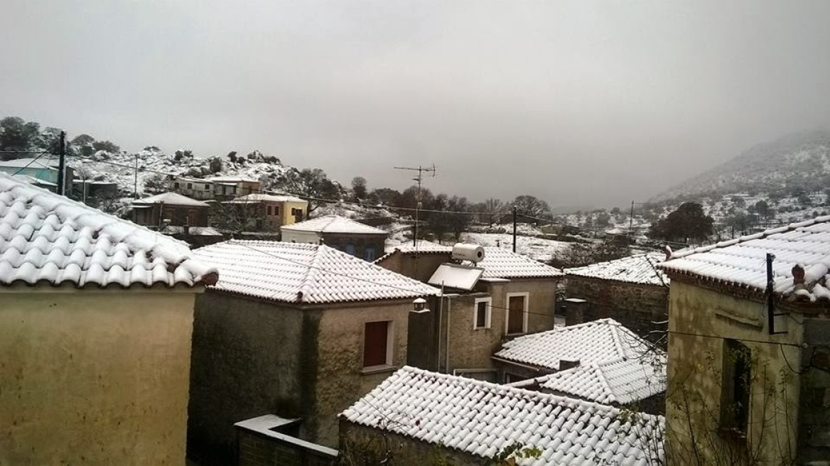 Χιονίζει σε όλη σχεδόν τη Λέσβο - Κλειστά σχολεία σήμερα και αύριο