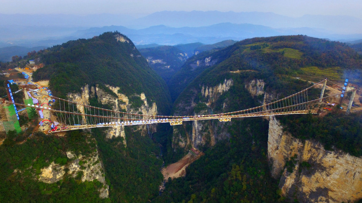 Υπό κατασκευή βρίσκεται η μεγαλύτερη γυάλινη γέφυρα της Κίνας 