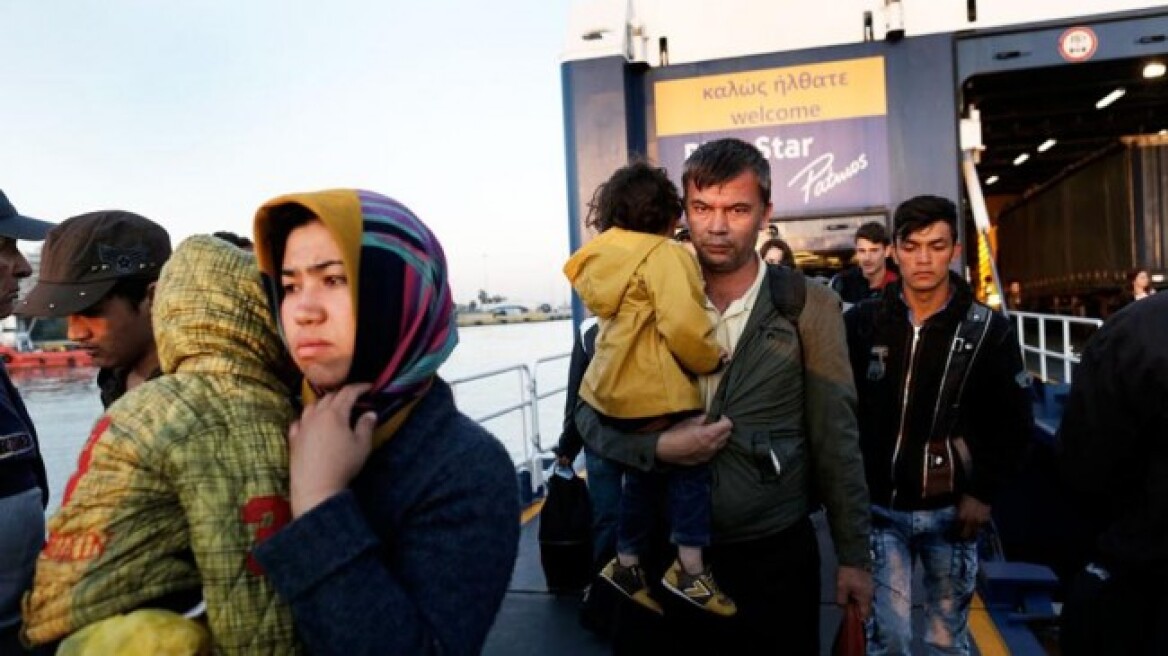 Ακόμη 760 πρόσφυγες στο λιμάνι του Πειραιά 