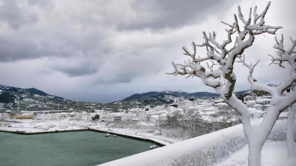 Stunning photos of Greek islands covered with snow