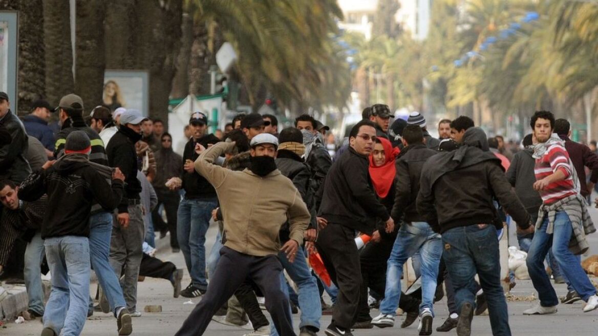 Τυνησία: 14 τραυματίες και απαγόρευση κυκλοφορίας μετά τα επεισόδια σε μαζική διαδήλωση