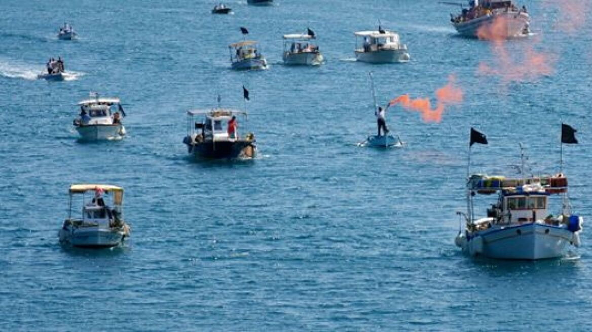 Κλείνουν με καΐκια το λιμάνι του Βόλου οι αλιείς της Μαγνησίας 