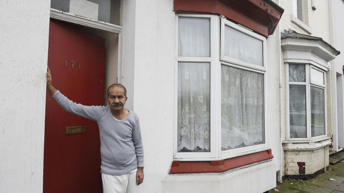 Στη Βρετανία βάφουν κόκκινες τις πόρτες των σπιτιών που μένουν πρόσφυγες
