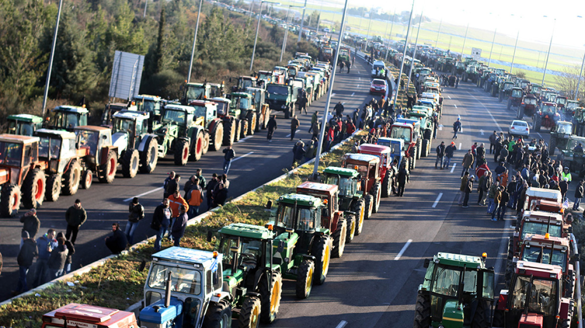 Κορυφώνουν τις αντιδράσεις οι αγρότες: Κλείνουν εθνικές οδούς και τελωνεία