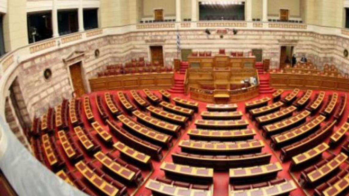 Βουλή: Στα 2.100 ευρώ το μήνα η βουλευτική σύνταξη