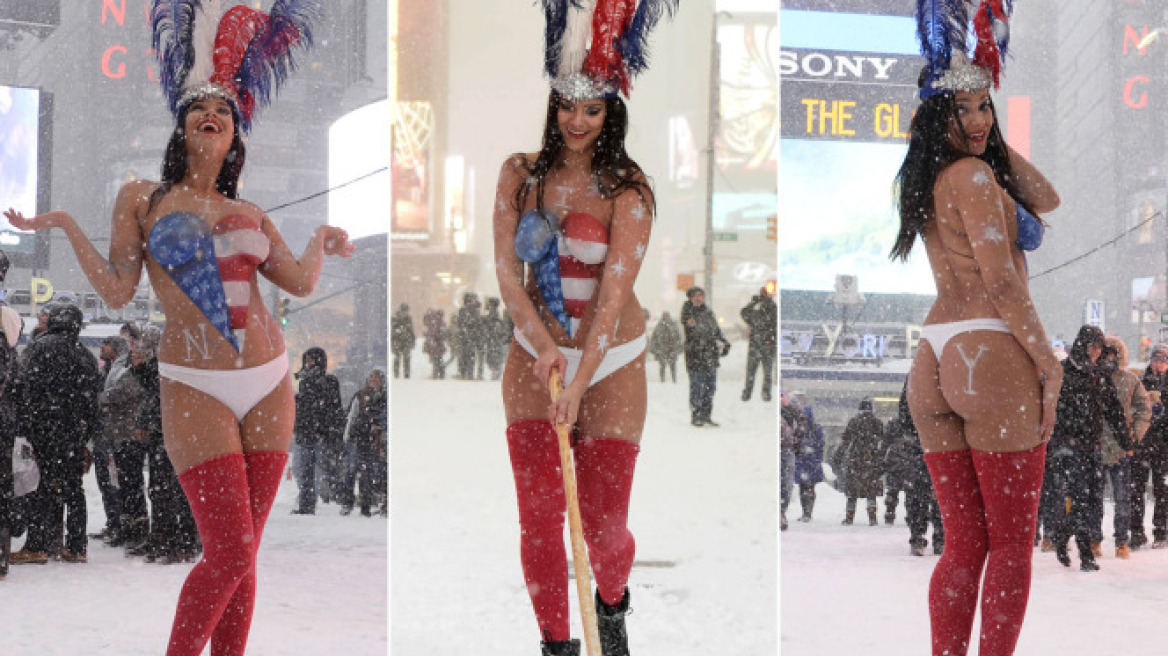 Φωτογραφίες: Τολμηρή «desnuda» φτυάρισε χιόνι γυμνή στη Νέα Υόρκη