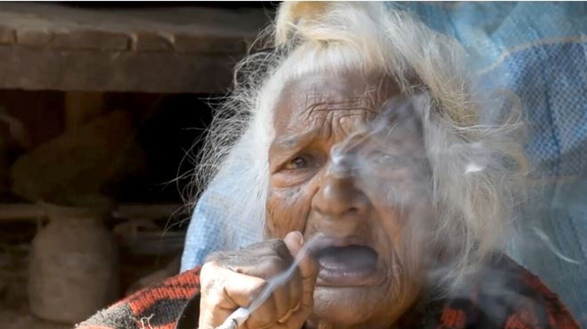 Αυτή είναι η γιαγιά που καπνίζει ακατάπαυστα στα 95 από τα 112 χρόνια που ζει