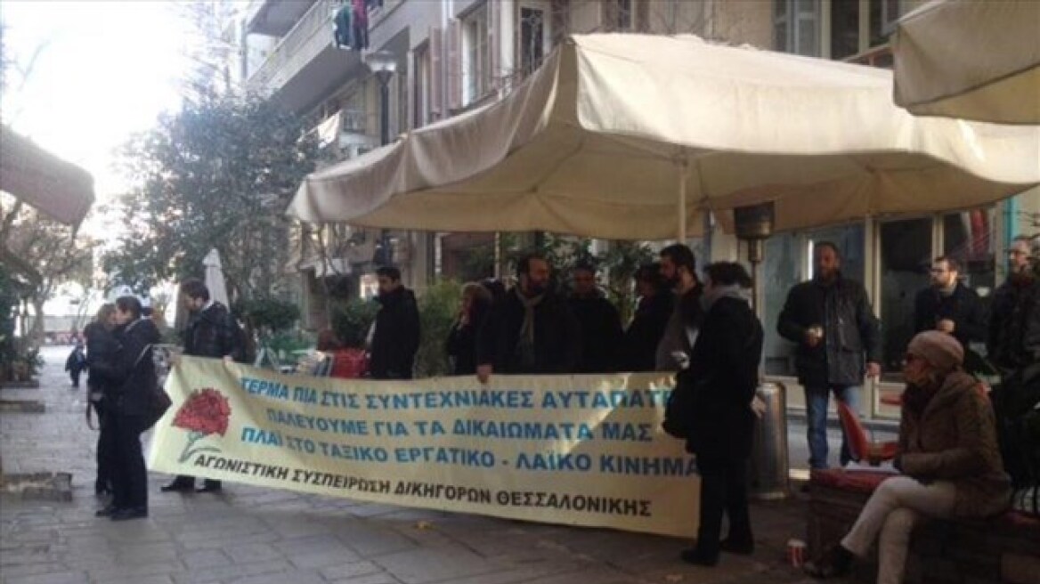 Μηχανικοί έφραξαν με γυψοσανίδες την είσοδο του ΤΣΜΕΔΕ στη Θεσσαλονίκη 