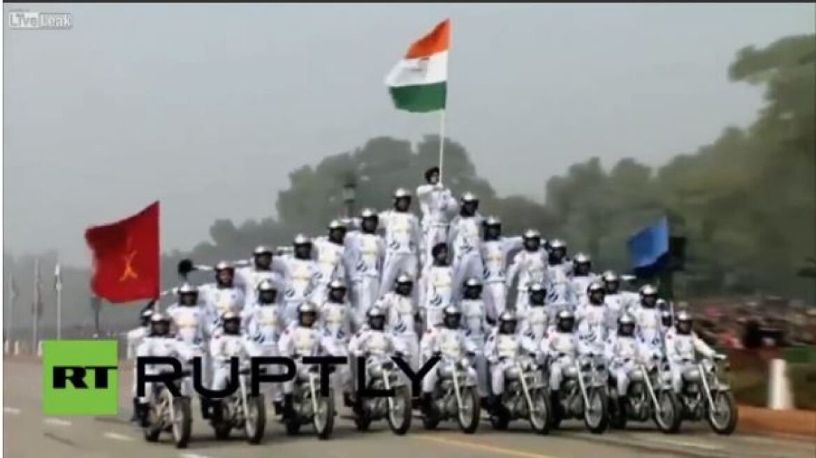 Ινδία: Δείτε τα απίστευτα ακροβατικά των αστυνομικών με μοτοσικλέτες