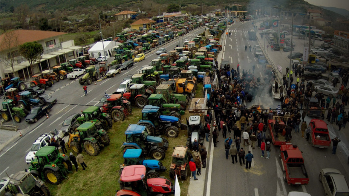 Farmers continue blocking the main roads