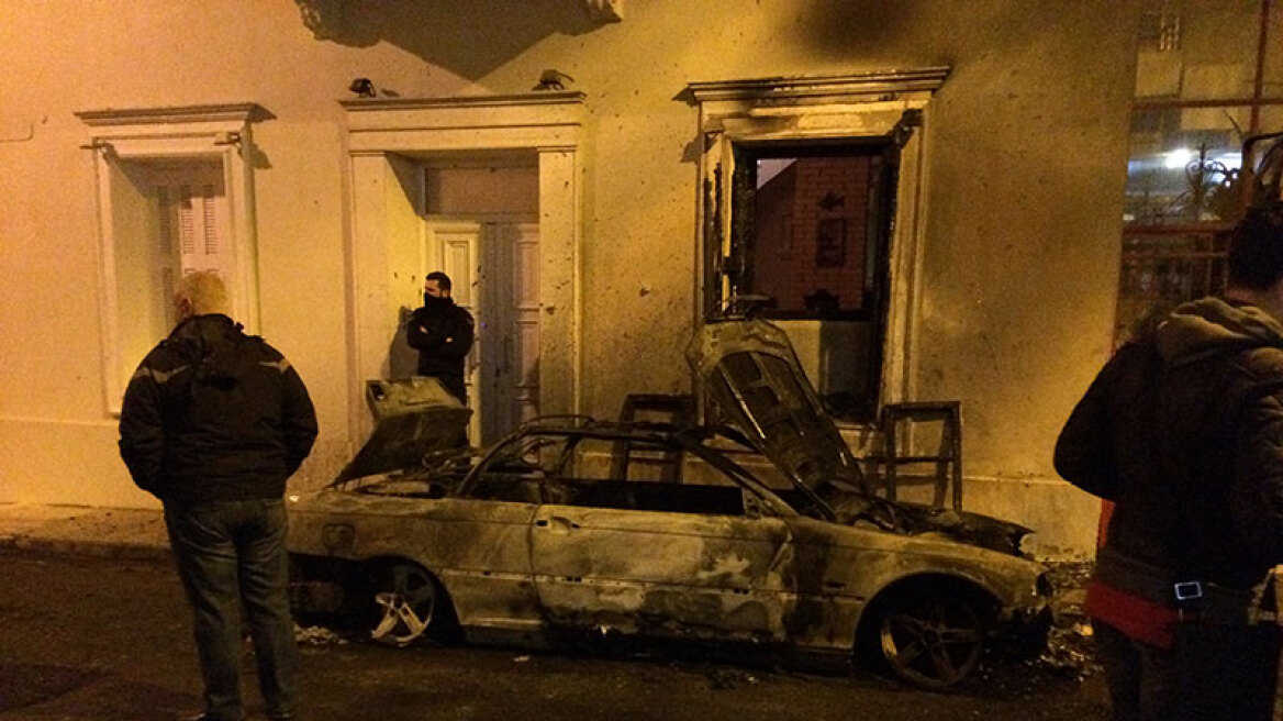 Δέκα μολότοφ και ένας αστυνομικός τραυματίας στο σπίτι του Φλαμπουράρη
