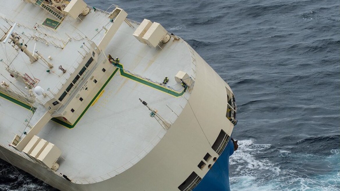 Βίντεο: Φορτηγό πλοίο πήρε κλίση 50 μοιρών στον φουρτουνιασμένο Ατλαντικό