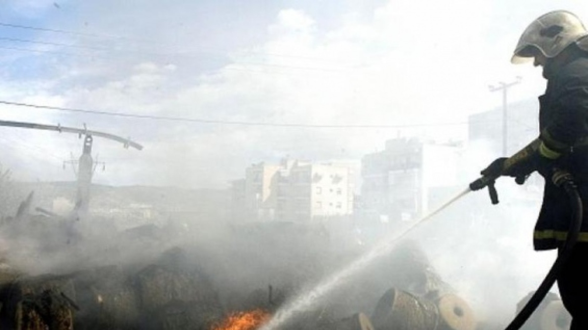 Μεγάλες καταστροφές από πυρκαγιά σε δύο επιχειρήσεις στην Κρήτη 