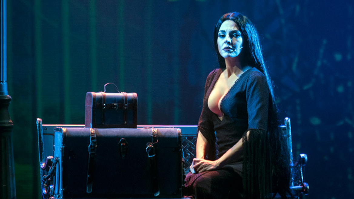 Μαρία Σολωμού: Σέξι εμφάνιση επί σκηνής ως... Morticia Addams