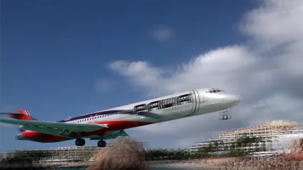 Βίντεο: Αεροπλάνο προσγειώνεται πάνω από τα κεφάλια των λουόμενων 