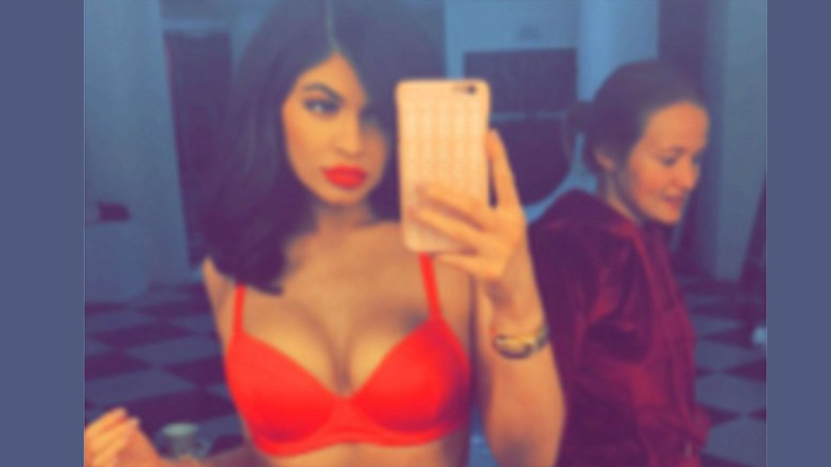 Kylie Jenner: Ποζάρει με κόκκινα εσώρουχα και ''ρίχνει'' το Instagram