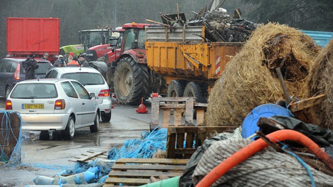 French farmers to set blockades throughout the country