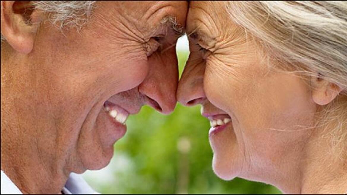 Δυστυχισμένοι οι μεσήλικες, πιο ευτυχισμένοι από ποτέ οι ηλικιωμένοι