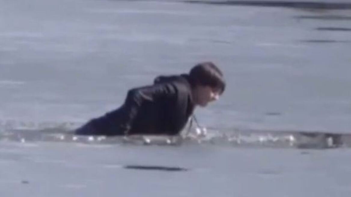 Συγκλονιστικό βίντεο: Δείτε την μάχη ενός νεαρού να σωθεί από την παγωμένη λίμνη