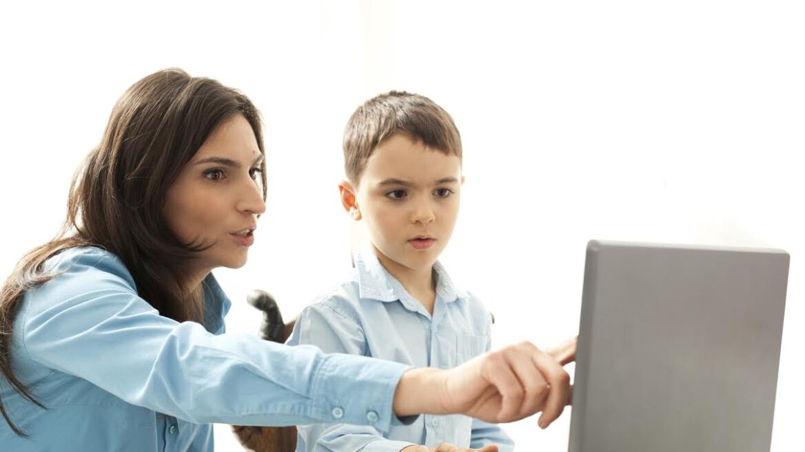 Μόλις ένας στους τρεις γονείς μιλάει στα παιδιά για τους κινδύνους στο Internet  
