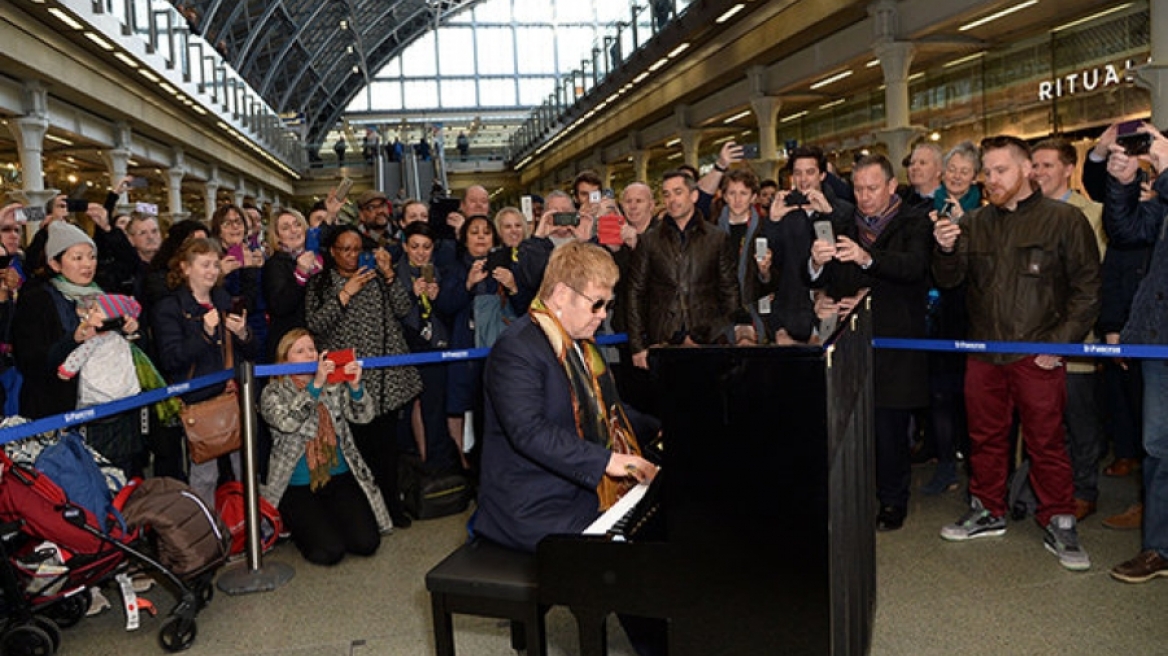 Δείτε τον Έλτον Τζον να παίζει πιάνο σε σταθμό του Λονδίνου
