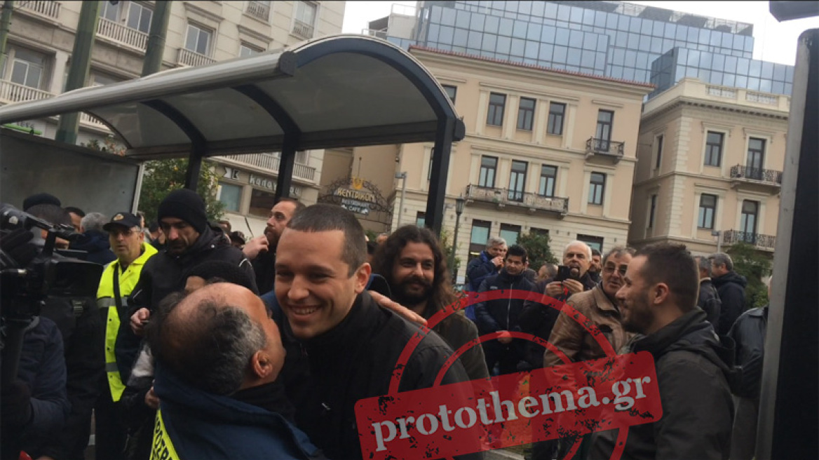 Πάνω από 5.000 ένστολοι στο κέντρο της Αθήνας: «Προστατέψτε αυτούς που σας προστατεύουν», λένε  