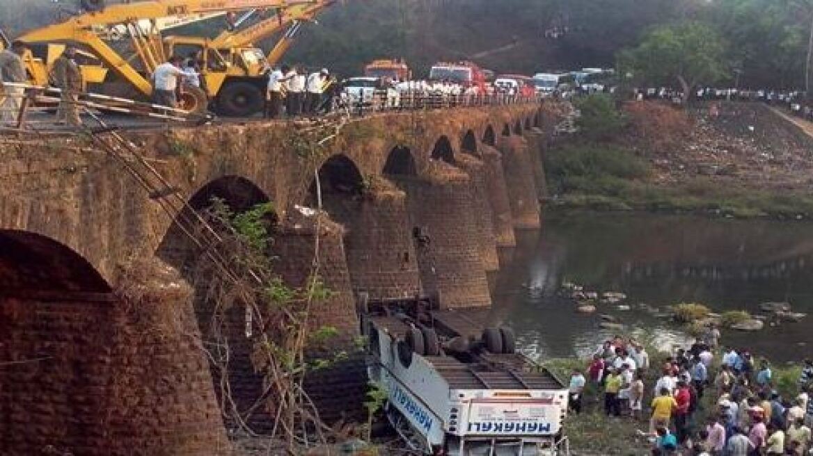 Ινδία: Λεωφορείο έπεσε σε ποτάμι - Τουλάχιστον 37 νεκροί
