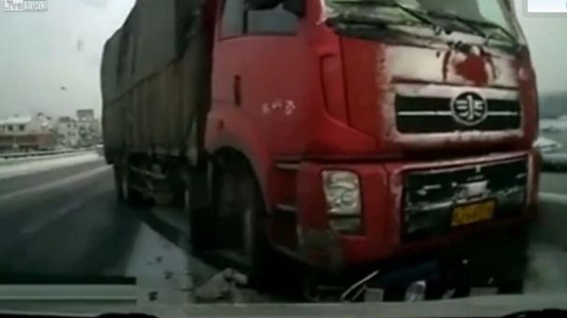 Απίστευτο βίντεο: Δείτε την τύχη ενός μοτοσικλετιστή που τον παρασύρει φορτηγό