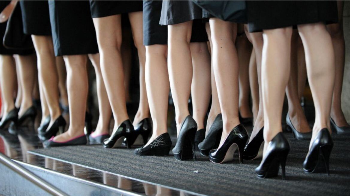 Απίστευτο: H British Airways επιτρέπει -επιτέλους- και στις γυναίκες αεροσυνοδούς να φορούν παντελόνια