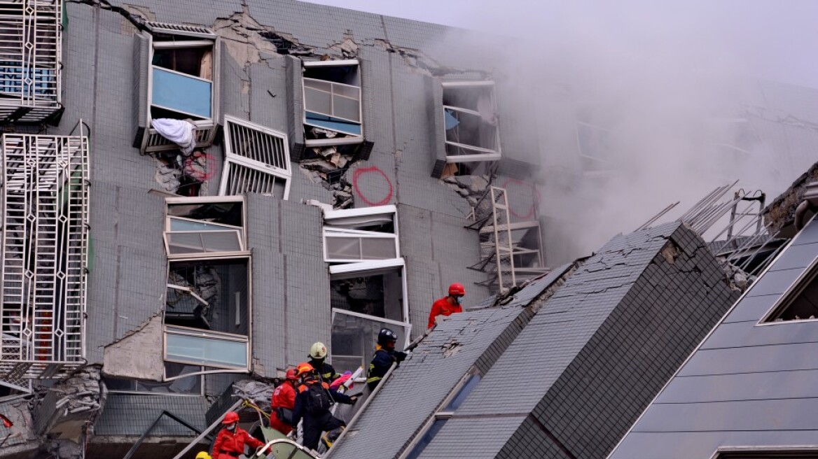 Ταϊβάν: Σωστικά συνεργεία έβγαλαν ζωντανό έναν 20χρονο από τα συντρίμμια της πολυκατοικίας που κατέρρευσε 