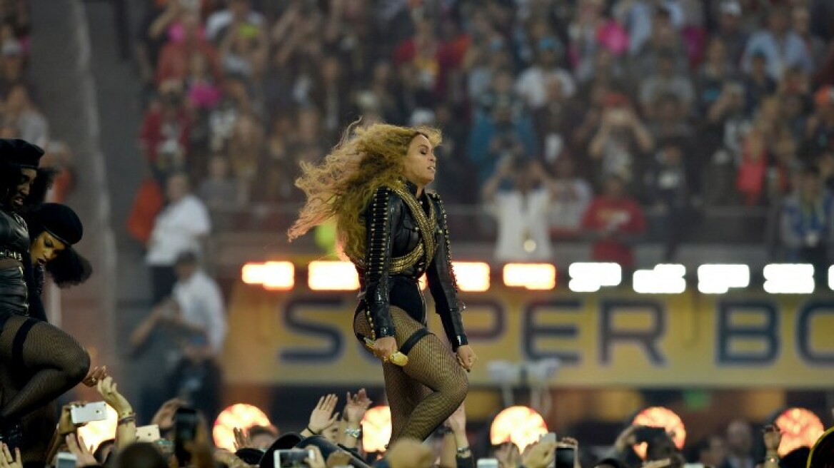 Δείτε την... παραλίγο τούμπα της Beyonce στο αμερικανικό Superbowl