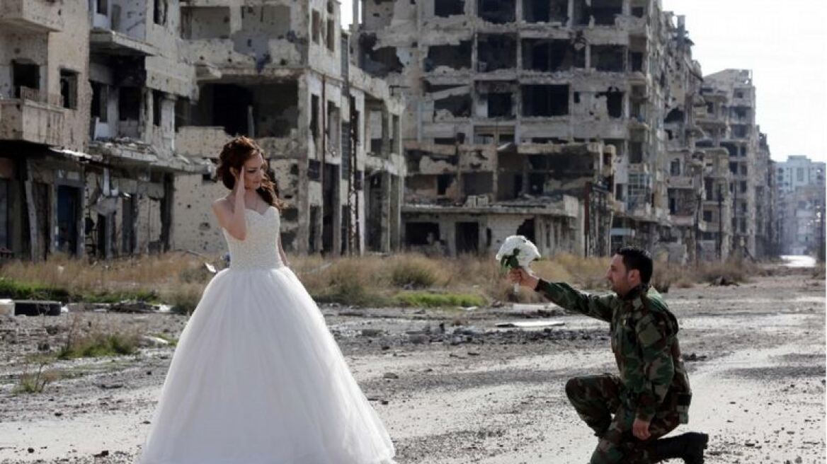 Συρία: Νιόπαντρο ζευγάρι φωτογραφήθηκε στην κατεστραμμένη πόλη Χομς