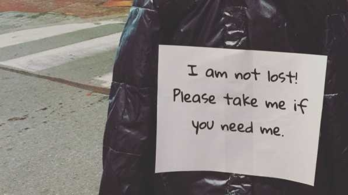 Κορίτσια στη Φλόριντα αφήνουν στο δρόμο μπουφάν για τους άστεγους
