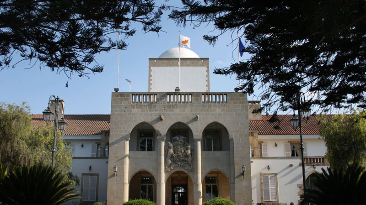 Κύπρος: Κλητήρας «τιμωρήθηκε» για κακοδιαχείριση χρημάτων με μετάθεση στο Προεδρικό Μέγαρο