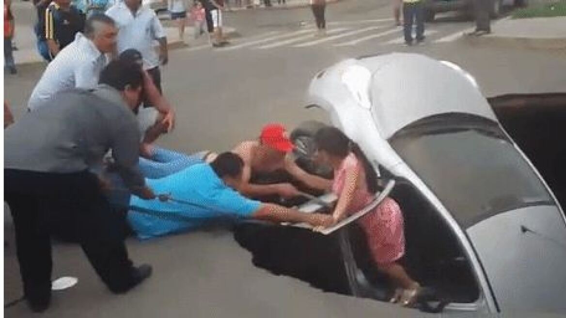Βίντεο: Γιγάντια τρύπα σε δρόμο του Μεξικό «κατάπιε» διερχόμενο αυτοκίνητο