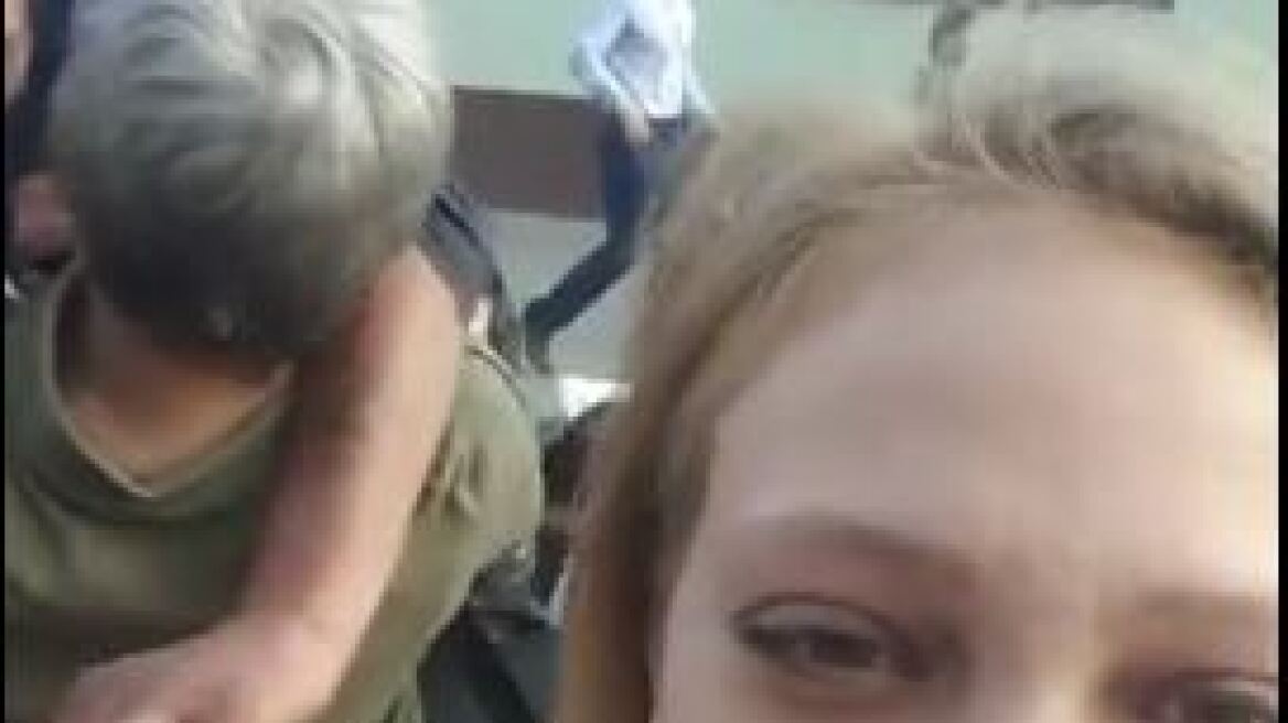 Απίστευτο βίντεο: Τραβάει αδιάφορη την selfie της την ώρα που πίσω της γίνεται... χαμός