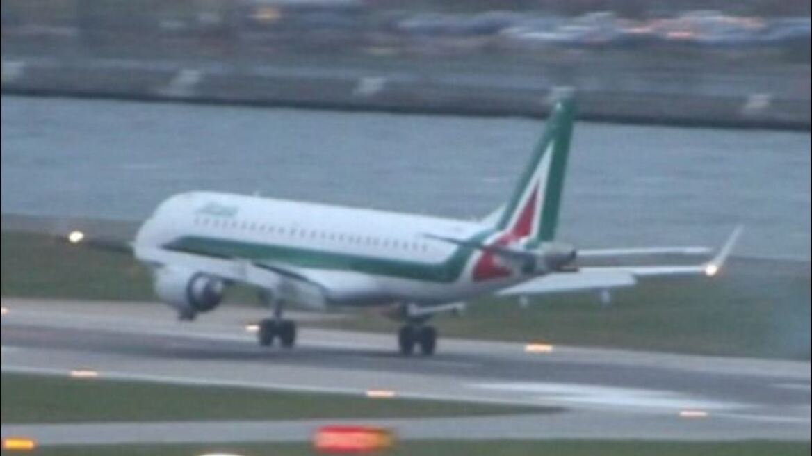 Bίντεο-σοκ: Παρ' ολίγον τραγωδία με αεροπλάνο της Alitalia στην προσγείωσή του στο Λονδίνο