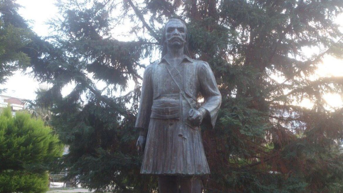 Θεσσαλονίκη: Έκλεψαν τον οπλισμό από άγαλμα του Κατσαντώνη στο Κορδελιό 