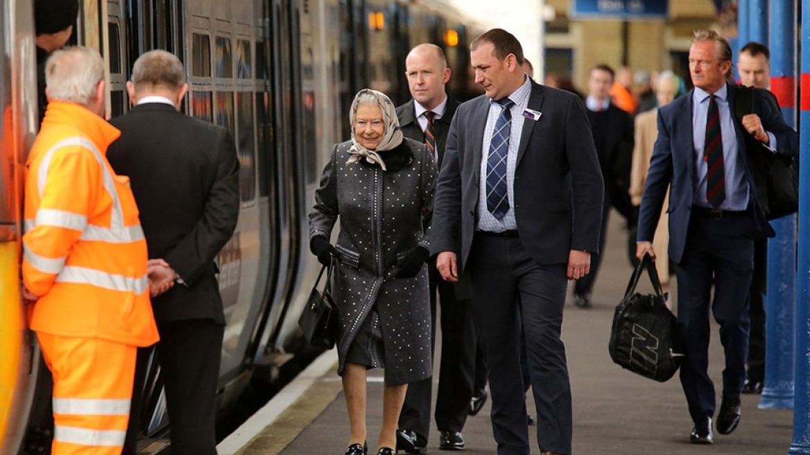Βρετανία: Η βασίλισσα Ελισάβετ ταξίδεψε ως απλή επιβάτης με τρένο και πλήρωσε 70 ευρώ