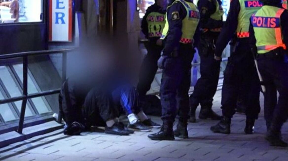 Σουηδία: Πολωνοί ετοίμαζαν επίθεση σε κέντρο προσφύγων με σπαθιά, μαχαίρια και λοστούς