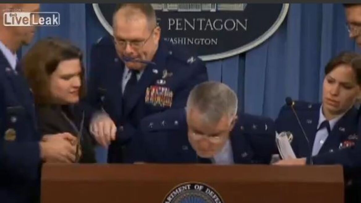Βίντεο: Δείτε τον αρχηγό της Πολεμικής Αεροπορίας των ΗΠΑ να λιποθυμά μπροστά στην κάμερα