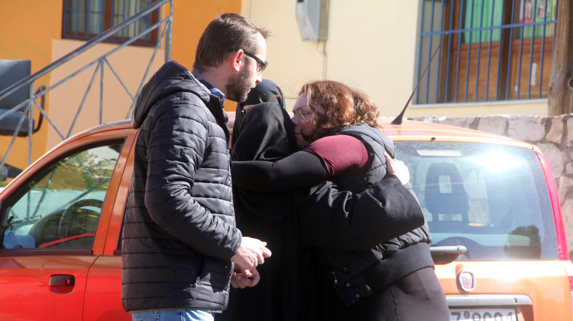 Η σύζυγος του αξιωματικού Κωνσταντίνου Πανανά «λυγίζει» από τον χαμό του συζύγου της 