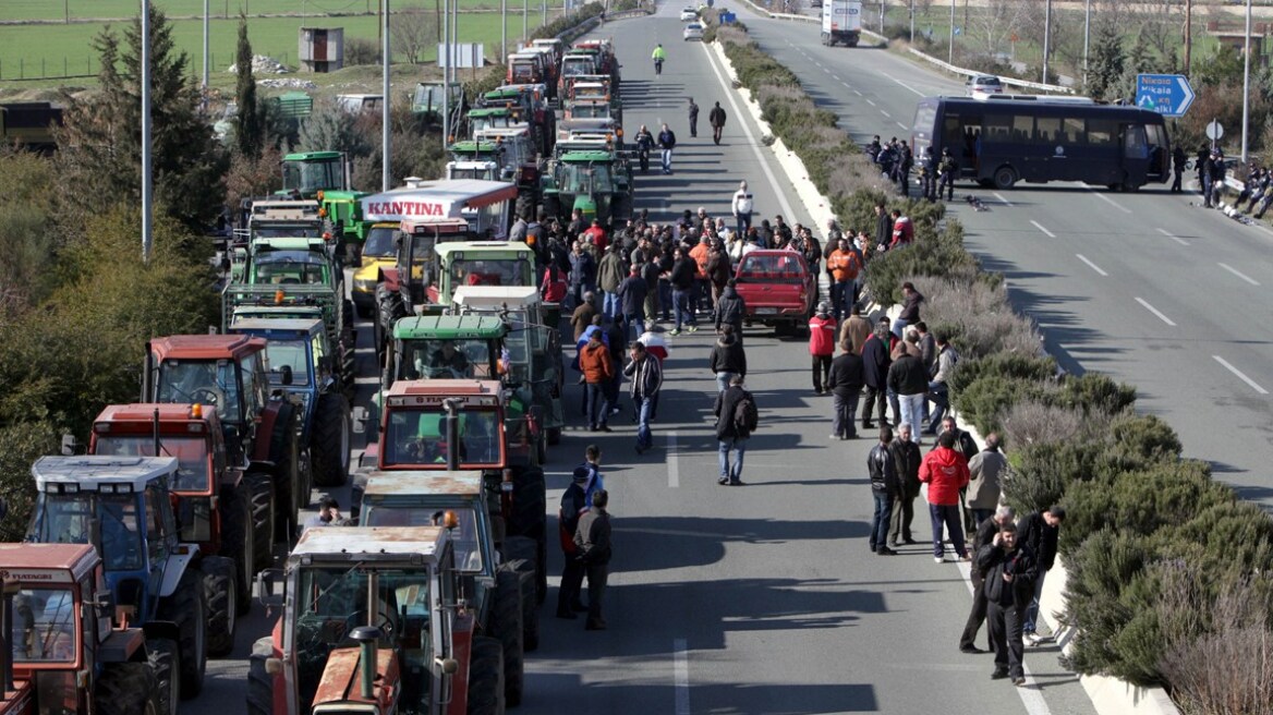 Σόου παραλόγου: Απαγορεύει τα τρακτέρ η κυβέρνηση, αλλά ναυλώνει λεωφορεία στους αγρότες