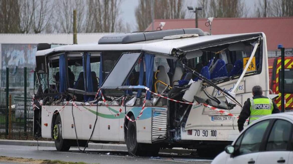 Σχολικό λεωφορείο συγκρούστηκε με φορτηγό στη Γαλλία - Έξι μαθητές νεκροί 