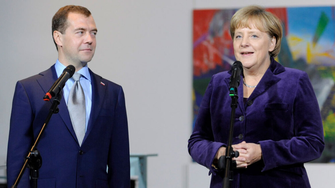Σφοδρή κριτική Μεντβέντεφ στη Μέρκελ: «Βλακώδες να ανοίξουν τα σύνορα της Ευρώπης»