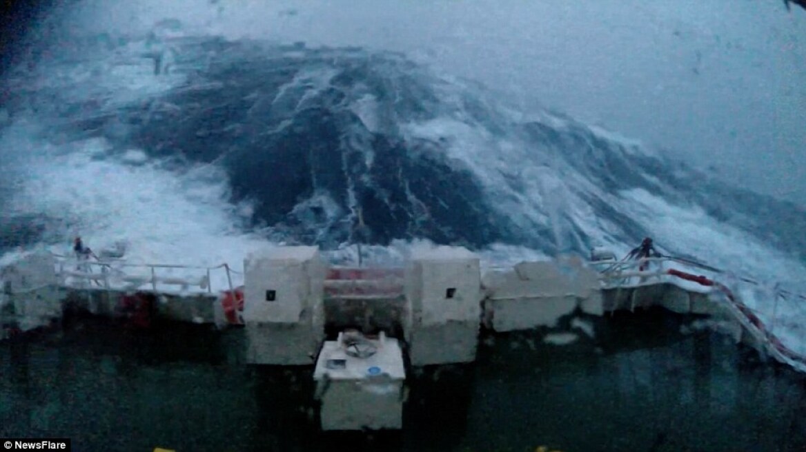 Τρομακτικό βίντεο: Πλοίο θαλασσοδέρνεται σε κύματα 35 μέτρων στην Βόρεια Θάλασσα
