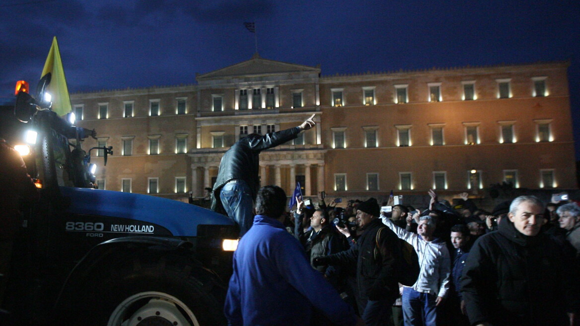  Βουλή: Από την πίσω πόρτα έφυγαν οι βουλευτές του ΣΥΡΙΖΑ